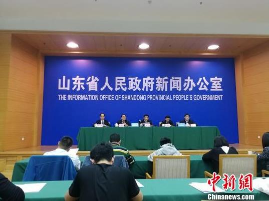 4月26日,山东省政府召开新闻发布会,对《国网山东省电力公司全面服务山东新旧动能转换十大举措》进行解读。 郝学娟 摄 4月26日,山东省政府召开新闻发布会,对《国网山东省电力公司全面服务山东新旧动能转换十大举措》进行解读。 郝学娟 摄