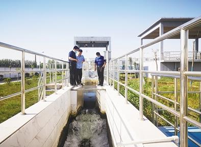 图为菏泽市生态环境局东明分局执法人员正在现场查看污水处理厂出水情况。 董若义摄